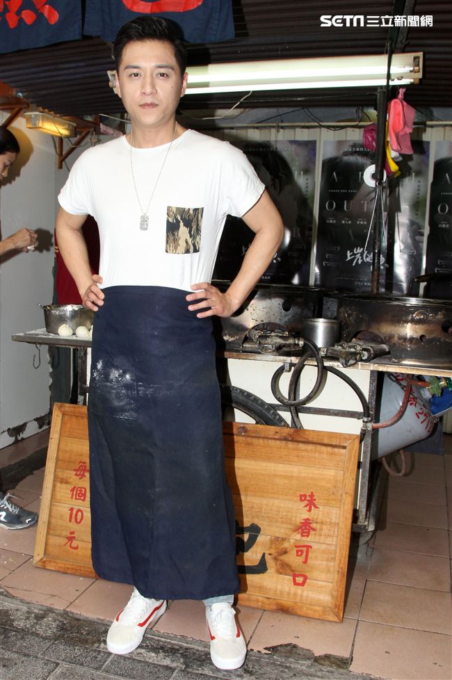 鄭人碩為主演的電影「上岸的魚」宣傳親自包水煎包。（記者邱榮吉/攝影）