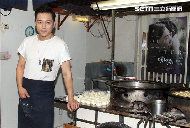 鄭人碩為主演的電影「上岸的魚」宣傳親自包水煎包。（記者邱榮吉/攝影）
