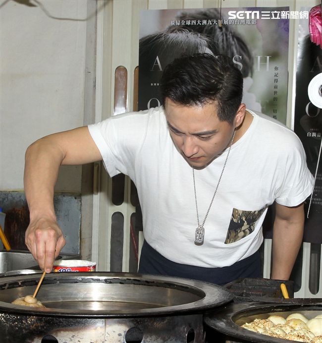 鄭人碩為主演的電影「上岸的魚」宣傳親自包水煎包。（記者邱榮吉/攝影）