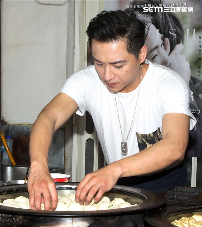 鄭人碩為主演的電影「上岸的魚」宣傳親自包水煎包。（記者邱榮吉/攝影）