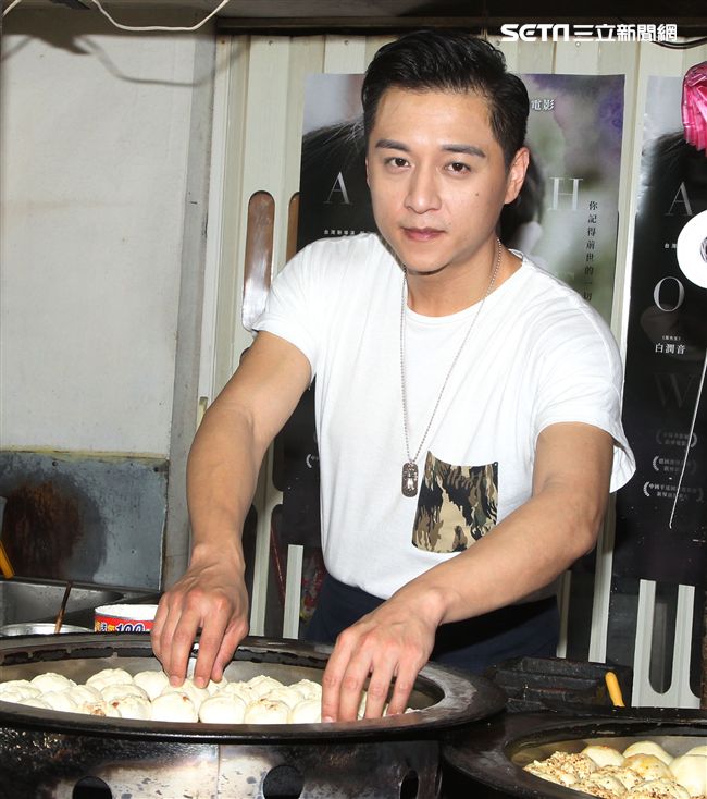 鄭人碩為主演的電影「上岸的魚」宣傳親自包水煎包。（記者邱榮吉/攝影）