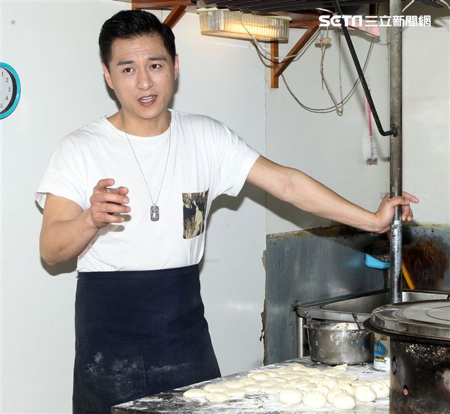 鄭人碩為主演的電影「上岸的魚」宣傳親自包水煎包。（記者邱榮吉/攝影）