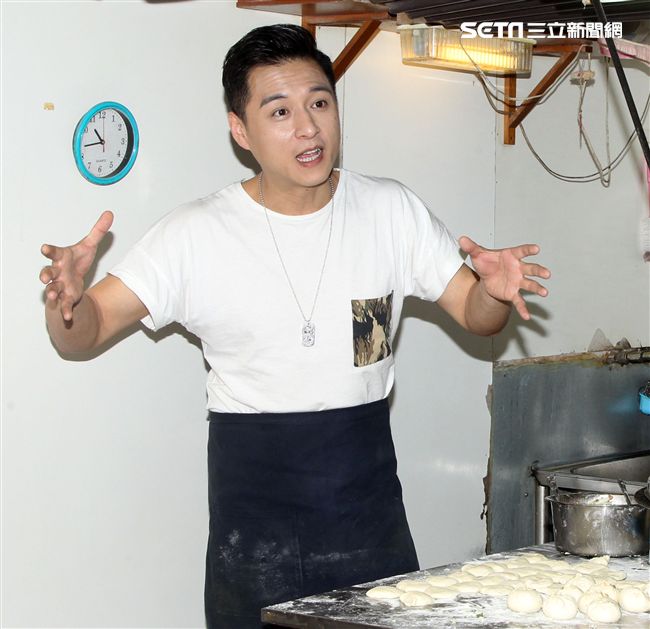 鄭人碩為主演的電影「上岸的魚」宣傳親自包水煎包。（記者邱榮吉/攝影）