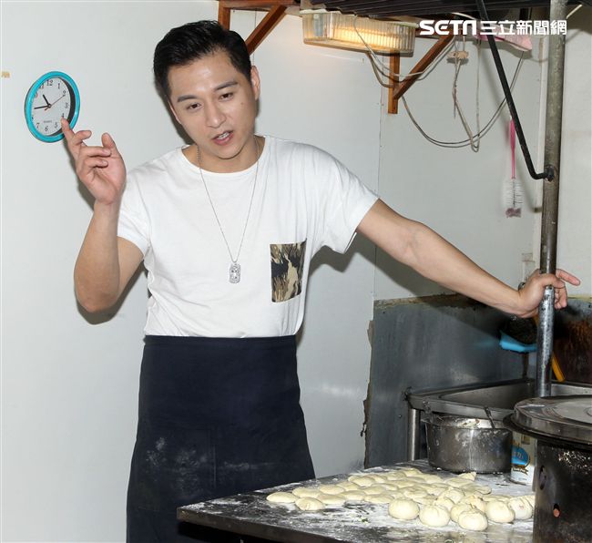 鄭人碩為主演的電影「上岸的魚」宣傳親自包水煎包。（記者邱榮吉/攝影）