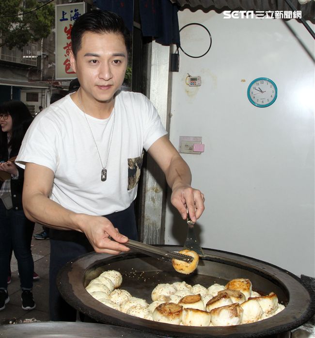 鄭人碩為主演的電影「上岸的魚」宣傳親自包水煎包。（記者邱榮吉/攝影）