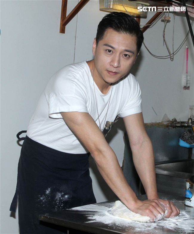 鄭人碩為主演的電影「上岸的魚」宣傳親自包水煎包。（記者邱榮吉/攝影）