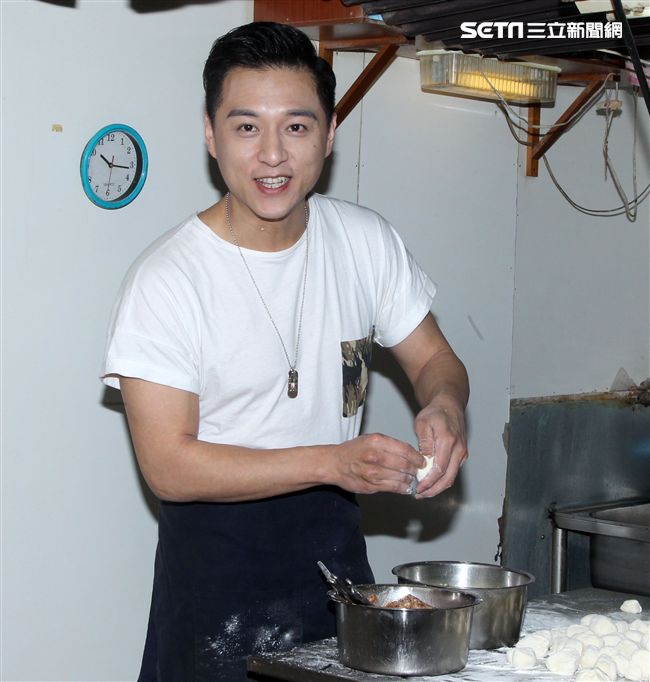 鄭人碩為主演的電影「上岸的魚」宣傳親自包水煎包。（記者邱榮吉/攝影）