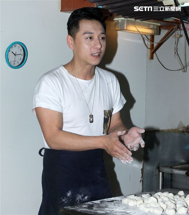 鄭人碩為主演的電影「上岸的魚」宣傳親自包水煎包。（記者邱榮吉/攝影）