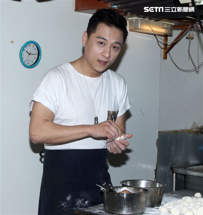 鄭人碩為主演的電影「上岸的魚」宣傳親自包水煎包。（記者邱榮吉/攝影）