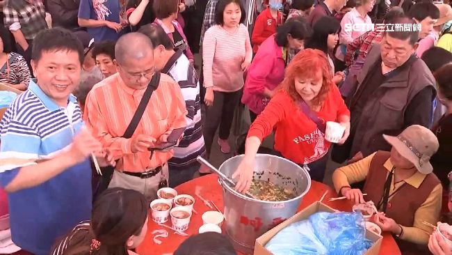紫南宮「吃丁酒」　十萬份雞酒呷平安