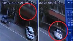 白色轎車被上方坍塌的陽台壓毀。（圖／翻攝湖南經視）