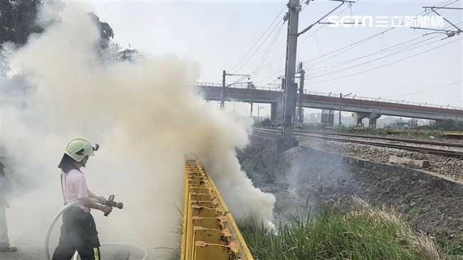 燒草毀電線！台鐵嘉義=大林單線通行