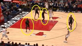 獨行俠此役一度僅4人在場上（圖／翻攝YouTube）