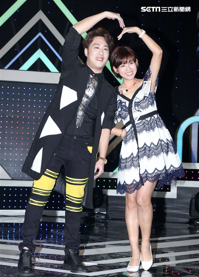 華視「天生王牌」第二季節目首錄多了「兒童歌唱比賽」項目，余祥銓、米可白同時加入主持行列。（記者邱榮吉/攝影）