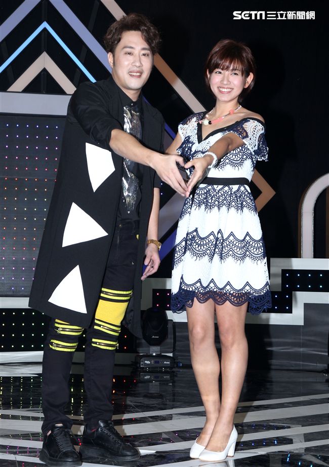 華視「天生王牌」第二季節目首錄多了「兒童歌唱比賽」項目，余祥銓、米可白同時加入主持行列。（記者邱榮吉/攝影）