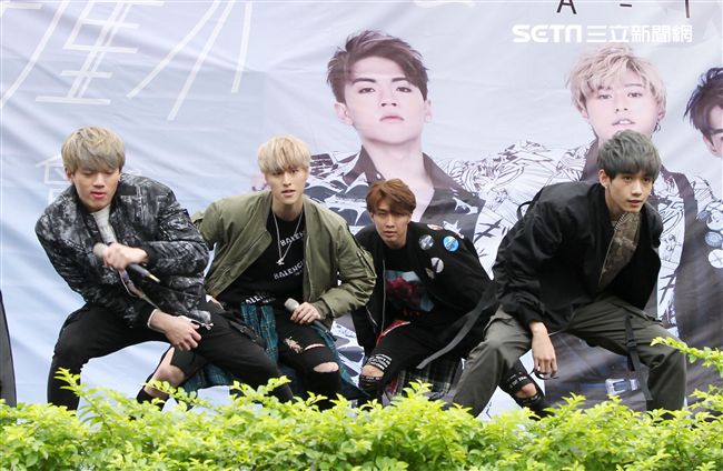 英承晞、龔言脩、高興、李宇平四人所組成的男團「A-TEAM」，舉辦台北首場簽唱會。（記者邱榮吉/攝影）