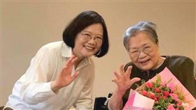 蔡英文與母親張金鳳（圖／翻攝自蔡英文臉書）