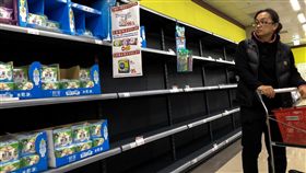 貨到就上 量販通路：不會買不到衛生紙衛生紙喊漲，引起民眾搶購熱潮。各大量販通路28日表示，已經盡量協調廠商到貨，並隨時補貨，不會讓民眾買不到衛生紙。中央社記者吳家昇攝　107年2月28日