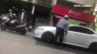 騎車速度慢被叭　老翁暴怒擋路飆駕駛