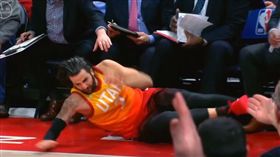 Ricky Rubio跌進板凳席（圖／翻攝自YouTube）