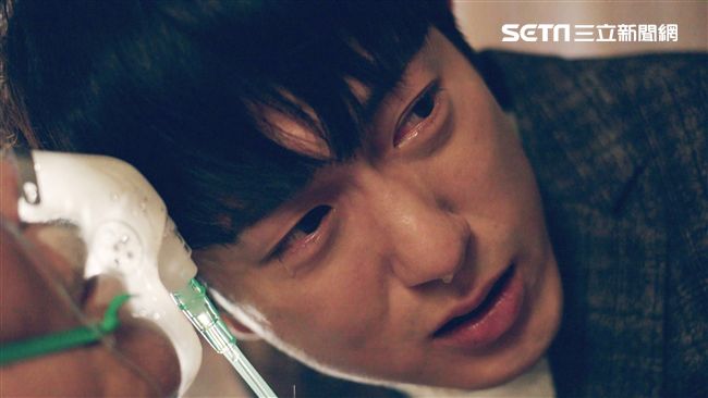 得不到遺產憤而弒父　男星下戲後狂抖