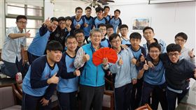 學測滿級分　台中一中18人台中一中107年學測有18人獲滿級分，家長會23日各頒發獎學金新台幣1萬元給考取滿級分的同學。中央社記者趙麗妍攝　107年2月23日