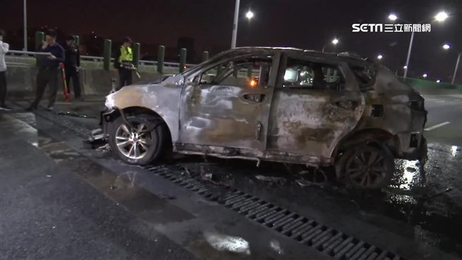 自撞匝道護欄再擦撞　他火燒車GG了