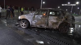 自撞匝道護欄再擦撞　他火燒車GG了