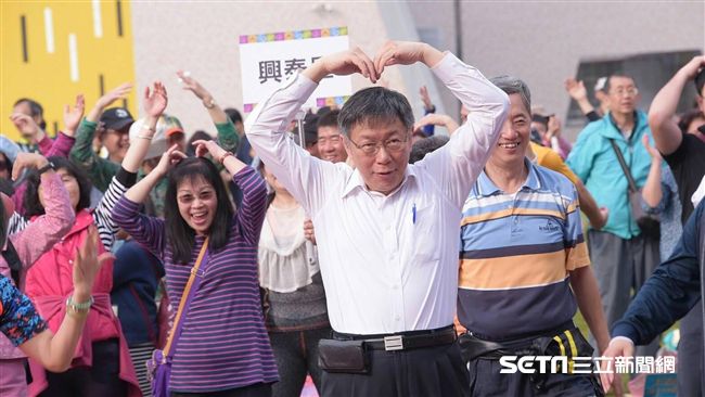 就跟別人不一樣！柯穿西裝做操賣萌
