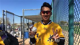 ▲中信兄弟林書逸春訓交流賽面對NEXEN英雄首局擊出3分全壘打。（圖／取自中信兄弟Fans粉絲團）