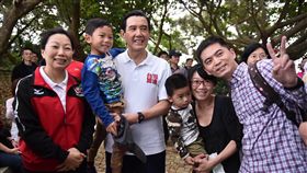 馬英九遊花蓮　盼帶動地震後觀光人潮（1）前總統馬英九（左3）一連兩天在花蓮旅遊，希望帶動地震後的觀光人潮，4日一早前往美崙山公園健行，許多民眾爭相拍照。中央社記者李先鳳攝　107年3月4日