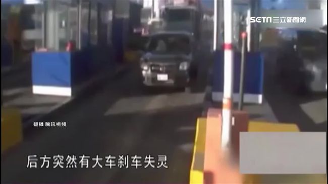 收費站驚險直擊　聯結車追撞輾壓轎車