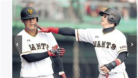 ▲讀賣巨人台灣選手陽岱鋼（右）與隊友岡本和真開玩笑。（資料照／截自日本媒體）