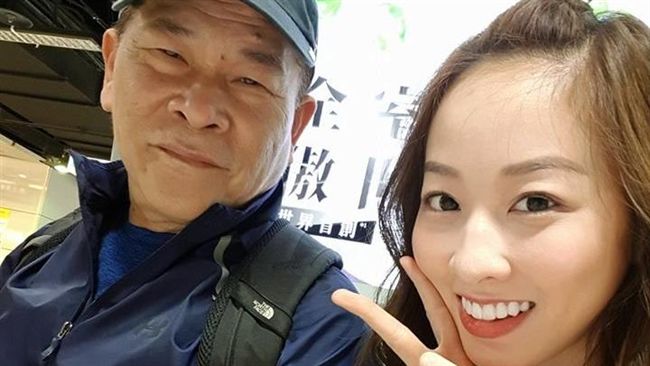 夏語心找座位　旁邊竟是國寶級藝人