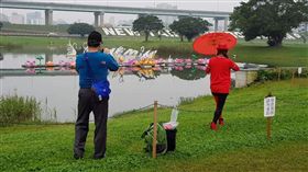 網美,紅衣,紅衣小女孩,違規,燈會,警示線,跨越,爆料公社　圖／翻攝自臉書爆料公社官網