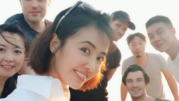 蔡依林大病初癒！曬美背嗑光飛機餐