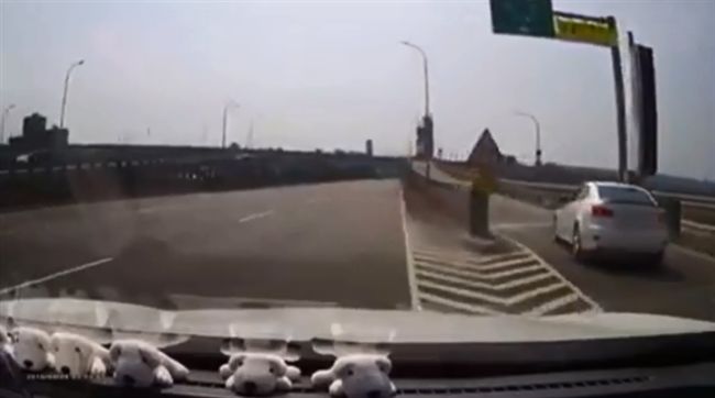 遭惡意擋車　他秀神技擺脫白目駕駛