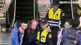 老翁想逛2018台北燈會，卻在出捷運西門站時跌倒，何姓警員按下鈕停止電扶梯，迅速與另名旅客扶老翁至安全地點休息，以免釀成更大的危害（翻攝畫面）