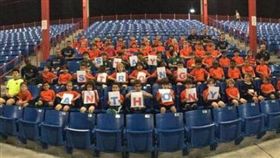 ▲學校同學舉標語，要安東尼‧柏格斯趕快好起來。（圖／取自網路）