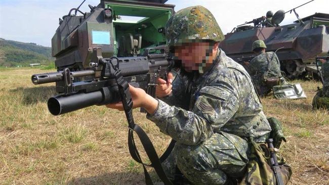 長官硬摸「禁忌石」　下秒士兵滿頭血