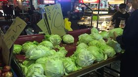 菜價下跌究因  農糧署：除休市還有天氣台北果菜市場春節開工後拍賣日，菜價下跌，農糧署副署長蘇茂祥表示，相隔一週多就兩度休市各3天，比較少見，但菜價不穩不能全怪休市，還有冷暖不定的天氣因素。圖為1日晚間一處市場高麗菜每台斤10元，吸引民眾選購。中央社記者楊淑閔攝　107年3月1日