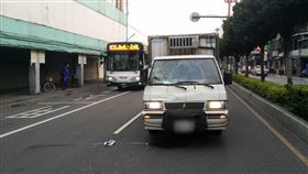 新北市,三重,重新路五段,行人,貨車,違規,跨越安全島,