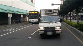 婦違規穿越馬路　遭貨車撞上送醫不治