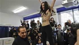 義大利前總理貝魯斯柯尼投票 上空女權主義者鬧場
圖／美聯社／達志影像