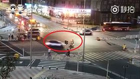 大陸深圳一名尹姓外送快遞員闖紅燈，被直行的計程車撞上，不料計程車失控衝上安全島，導致3名等紅燈的路人上受傷，其中一名廖姓男子不幸身亡，而廖男就是尹男的同事。尹男憶起當時狀況崩潰大哭，後悔莫及。目前警方持續調查事故中。