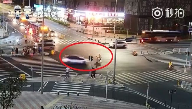 快遞員闖紅燈車禍　同事遭波及死路邊