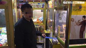 高雄,鳳山,娃娃機,偷竊,藍牙音箱,塑膠尺,竊盜罪(圖/翻攝畫面)