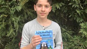 美國一名11歲男童安德魯柯瑞（Andrew Courey），小小年紀就成為比特幣專家， 他計畫在14歲前賺進2000萬美元（約新台幣6億元），而他父母也同意他達成目標後，可以就不用升學。柯瑞在今年1月統整比特幣和區塊鏈等相關知識，成功出了一本書，為目標更進一步。（圖／翻攝自推特）