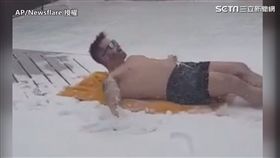 英國男裸身「日光浴」 扭腰擺臀不怕冷