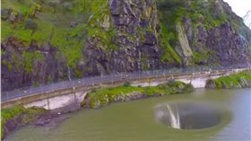 通往地獄的門？加州湖泊現巨洞　其實是人造洩洪道
圖/翻攝自YouTube